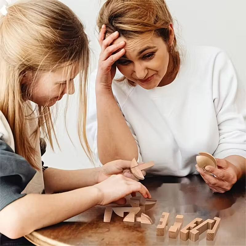Träpussel kula i plywood, delarna isärplockade