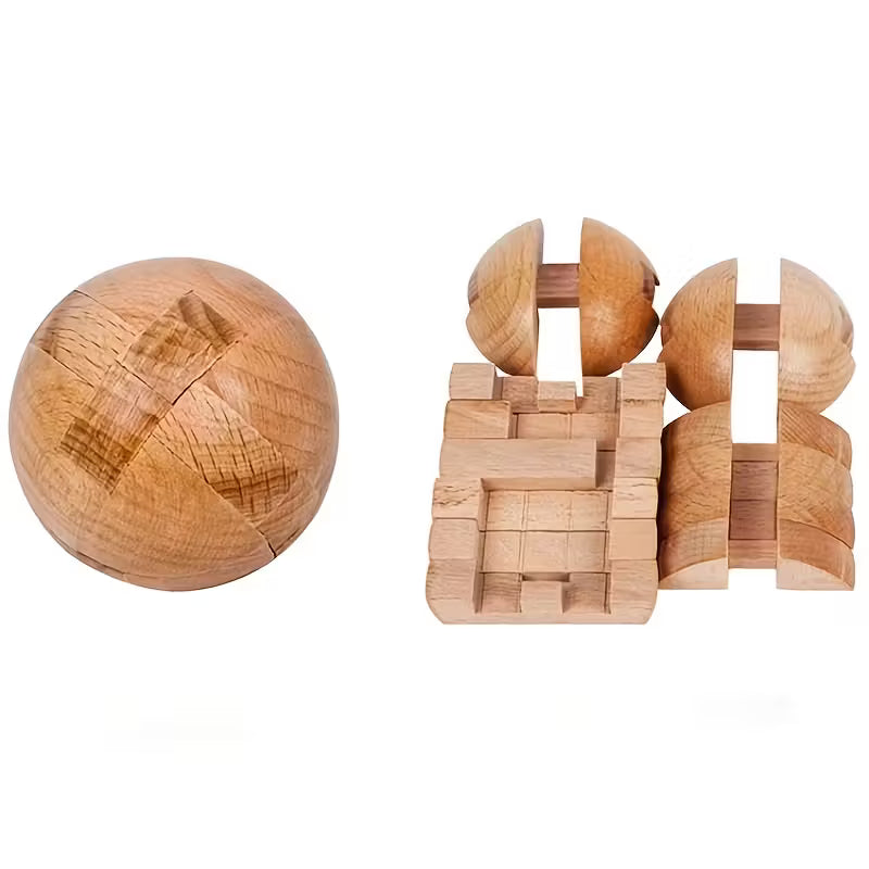 Närbild på träpussel kula i plywood, visar material och detaljer.