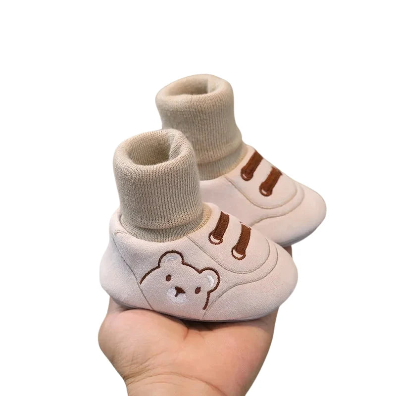 Beige mjuka babyskor med ribbad mudd och halkdämpande sula
