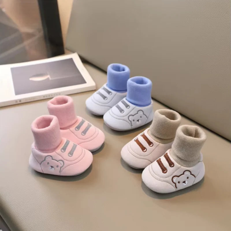 Mjuka babyskor med ribbad mudd och halkdämpande sula i rosa, blått och beige
